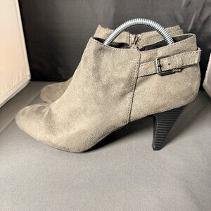 Comfort Plus By Predictions Women’s Gray Faux Suede Booties / Boots  Size 9
